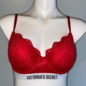 NWOT Victoria’s Secret lace T-shirt bra